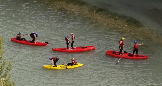  Kanufahren auf dem Fluss 